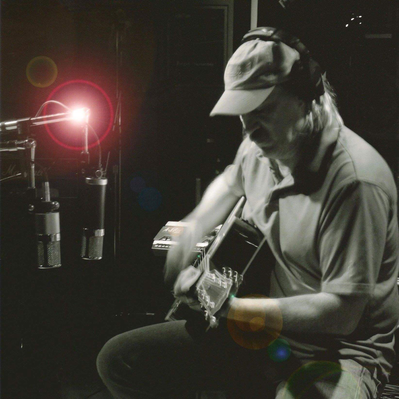 Book a show with Thom Lewis